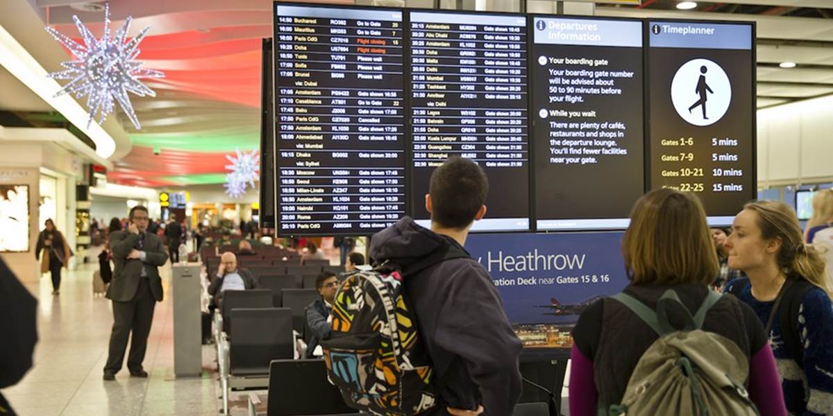 Londýnske letisko Heathrow po chaose v piatok ešte aj dnes rušilo niektoré lety