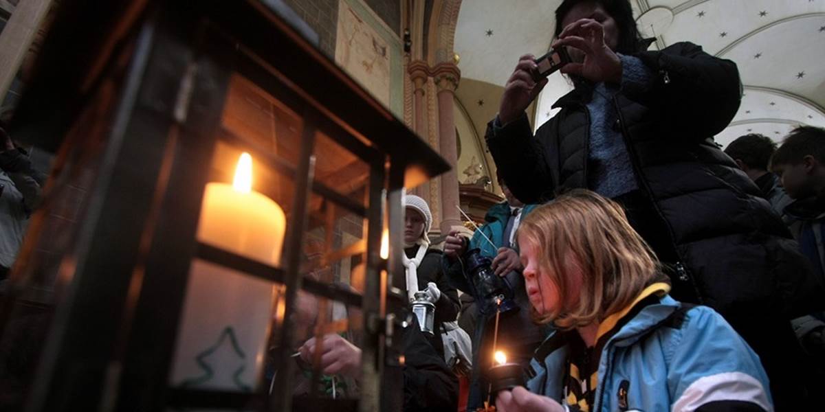 Skauti z Brna prevzali vo Viedni Betlehemské svetlo a privezú ho dnes do Česka