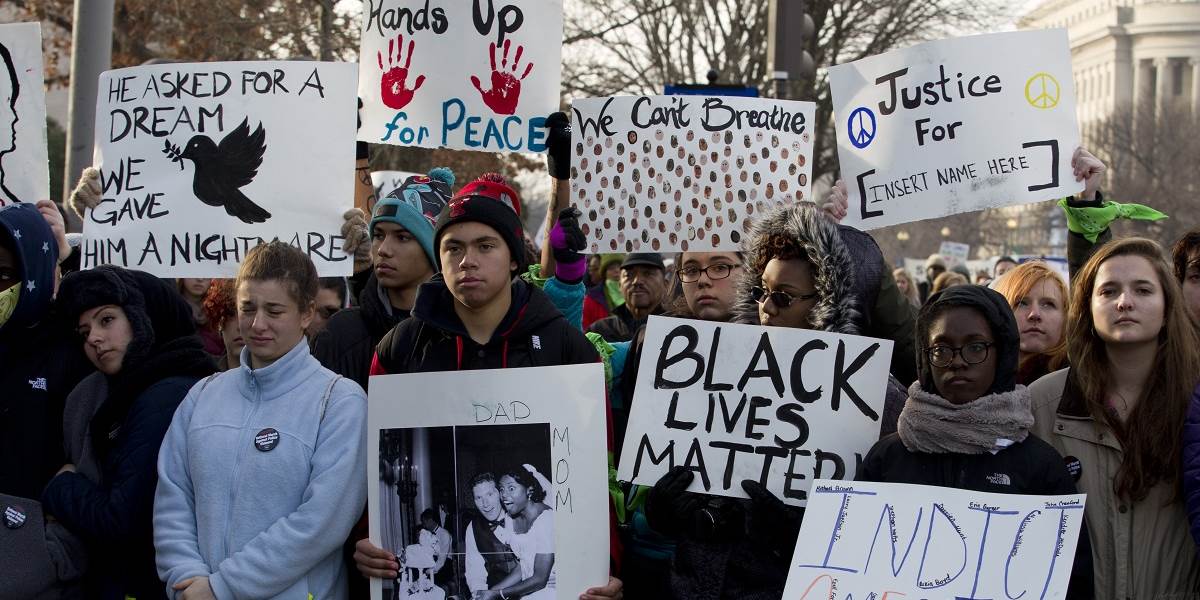 Tisíce ľudí vo Washingtone a New Yorku žiadali zastaviť policajnú brutalitu