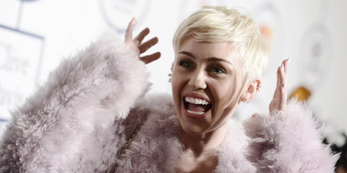Miley Cyrus vyoperovali zo zápästia cystu