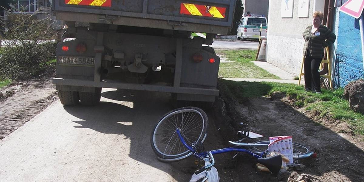 Dôchodca spadol z bicykla pod nákladné auto, zraneniam neskôr podľahol