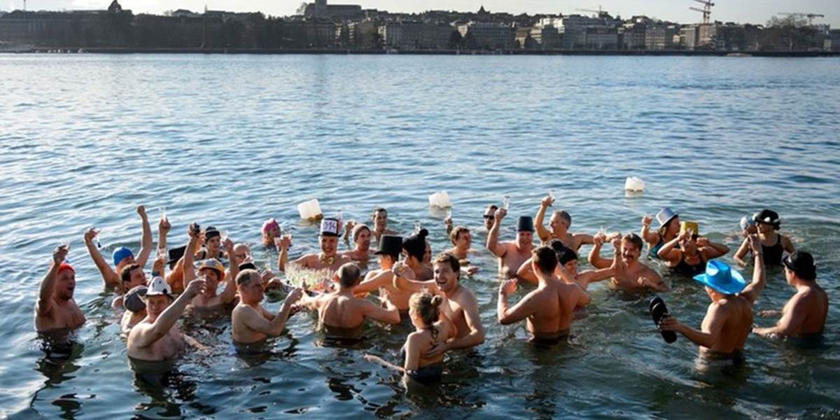 Na tradičnom vianočnom kúpeli v Ženevskom jazere sa zúčastnilo 1500 ľudí