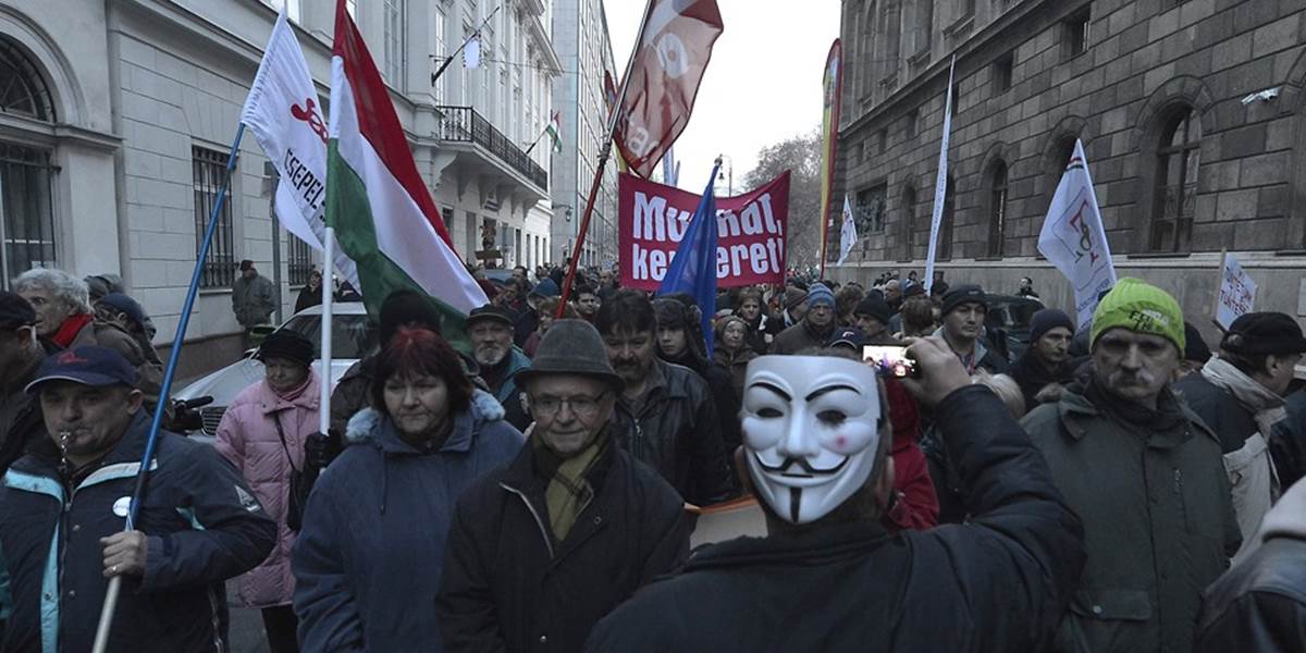 Tisícky Maďarov demonštrovali pred parlamentom proti Orbánovi