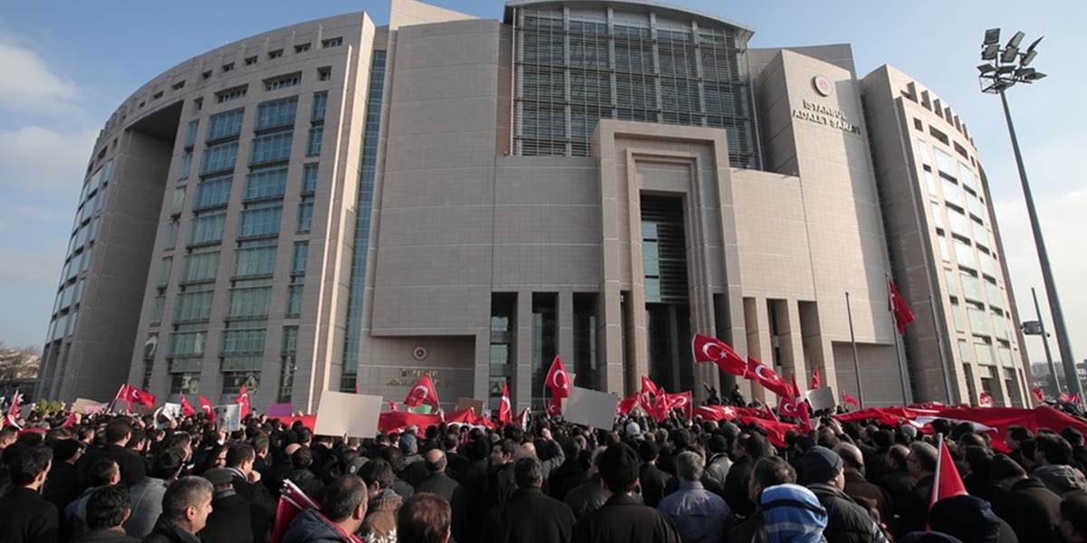 Turecká polícia uskutočnila raziu v opozičných médiách