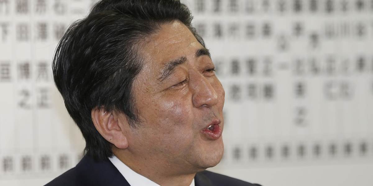 Predčasné voľby v Japonsku vyhrali Abeho liberáli, účasť bola veľmi nízka