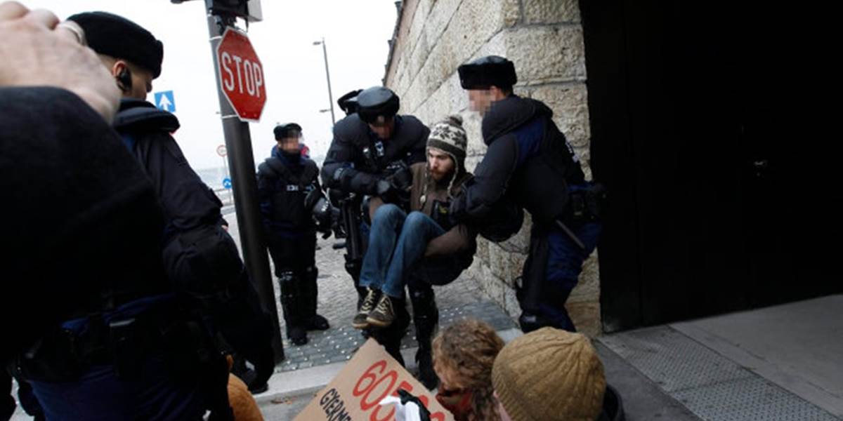Maďarská polícia zasiahla proti protestujúcim blokujúcim parlamentnú garáž