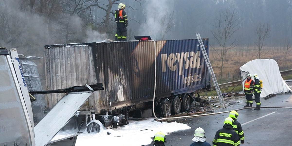 Vodiči pozor: D1 od Dubnice v smere na Žilinu uzavreli, D2 je už plne prejazdná, vodič kamiónu neprežil!