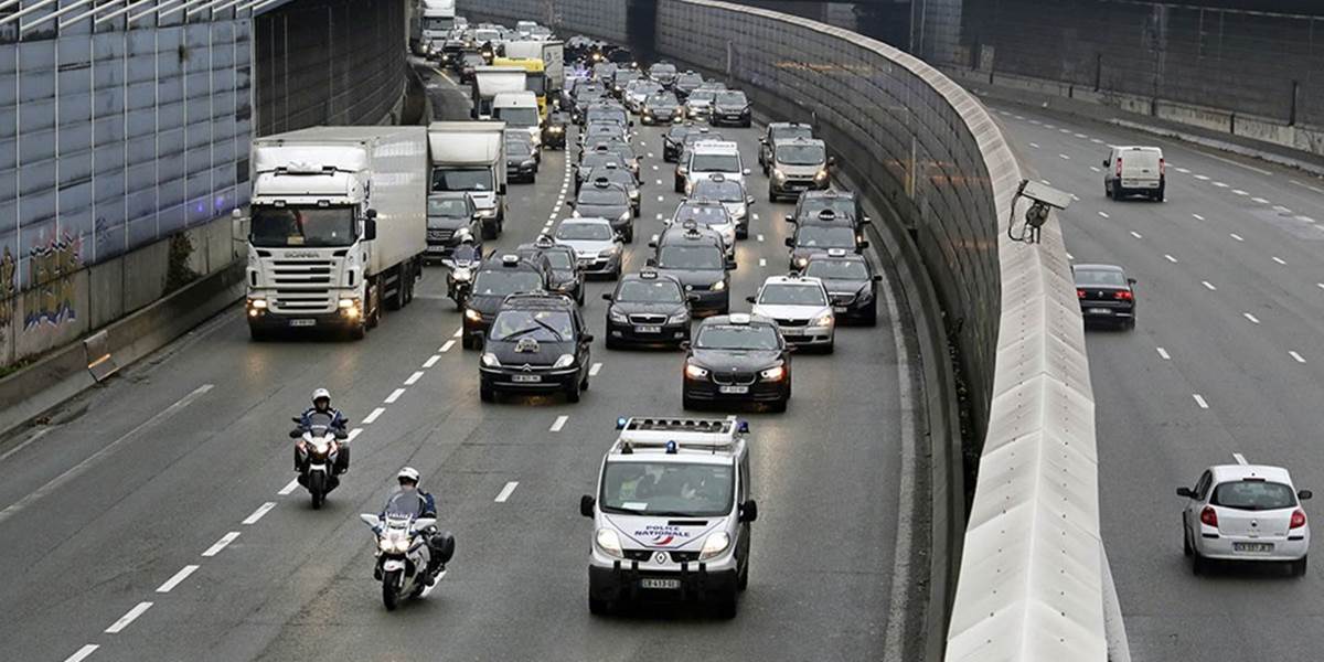 Parížski taxikári blokujú cesty na protest proti Uberu