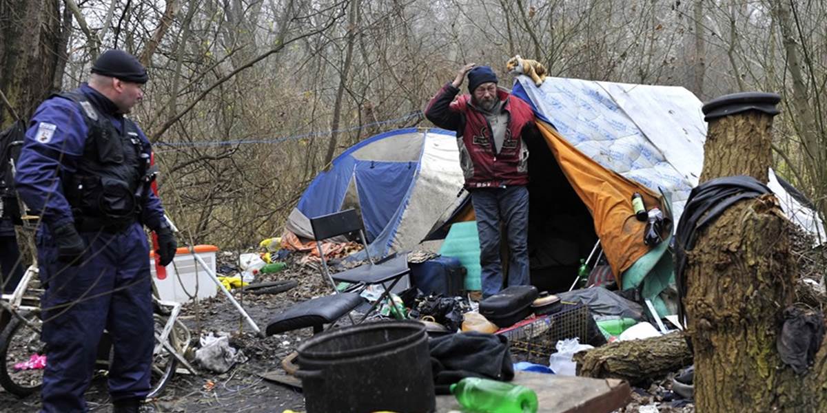 FOTO Bezdomovcov skontrolovali, dostali deky i pozvanie na kapustnicu