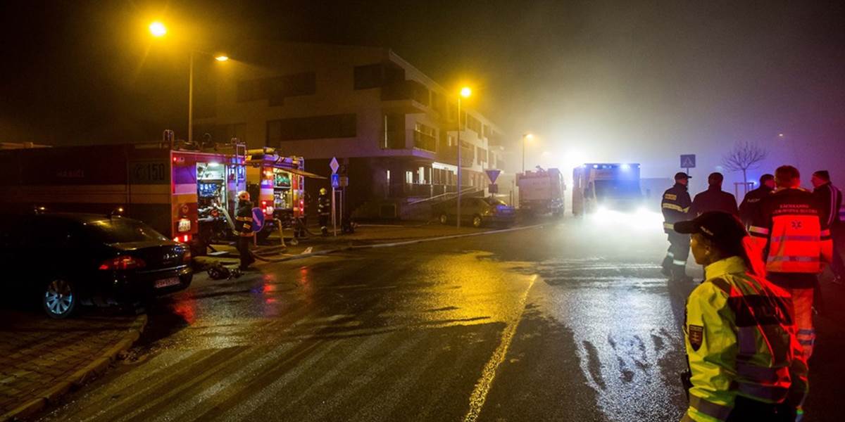 Rušná noc v Trebišove: V trojposchodovom dome vyhorel byt