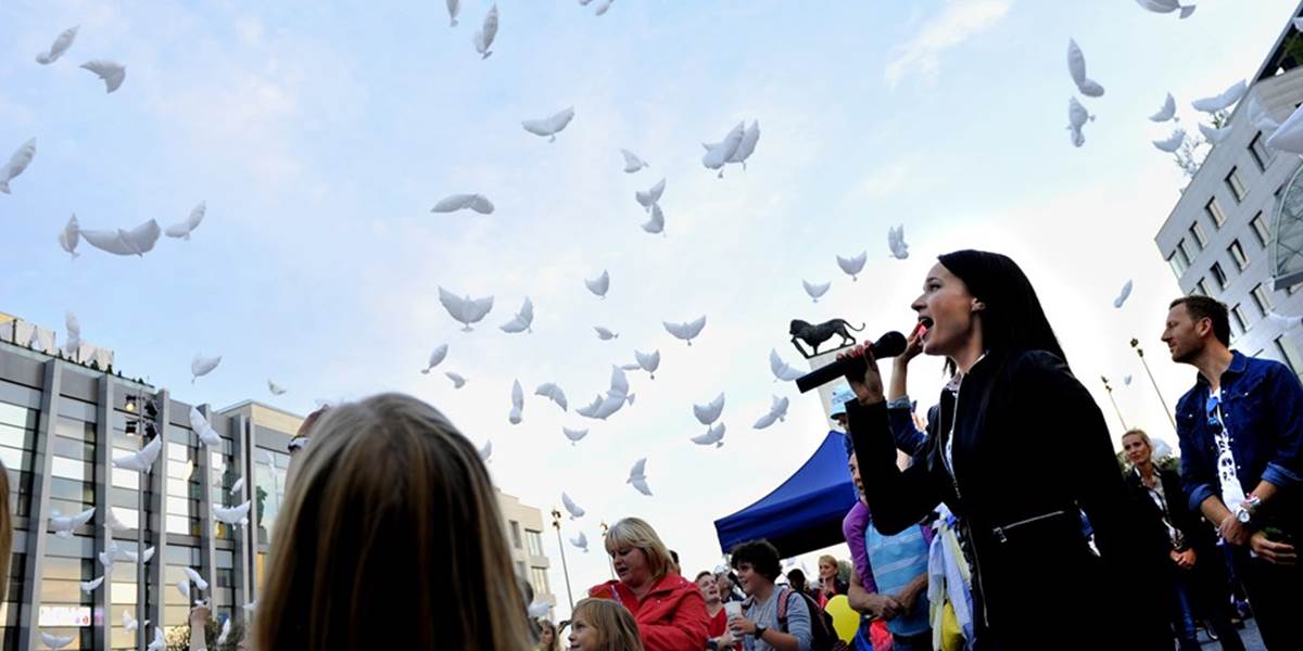 Kristína rada cestuje vlakom