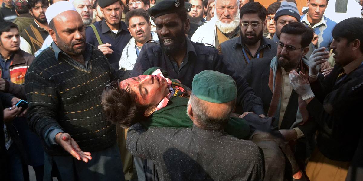 Rukojemnícka dráma v Pakistane skončila: 141 mŕtvych detí, vojaci zabili ozbrojených Talibancov!