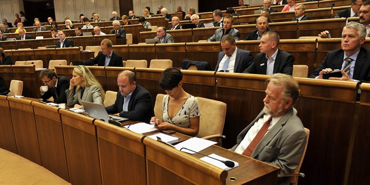 Voľby by vyhral Smer, do parlamentu by sa dostali aj SNS a SMK, SDKÚ iba 2,1 percenta