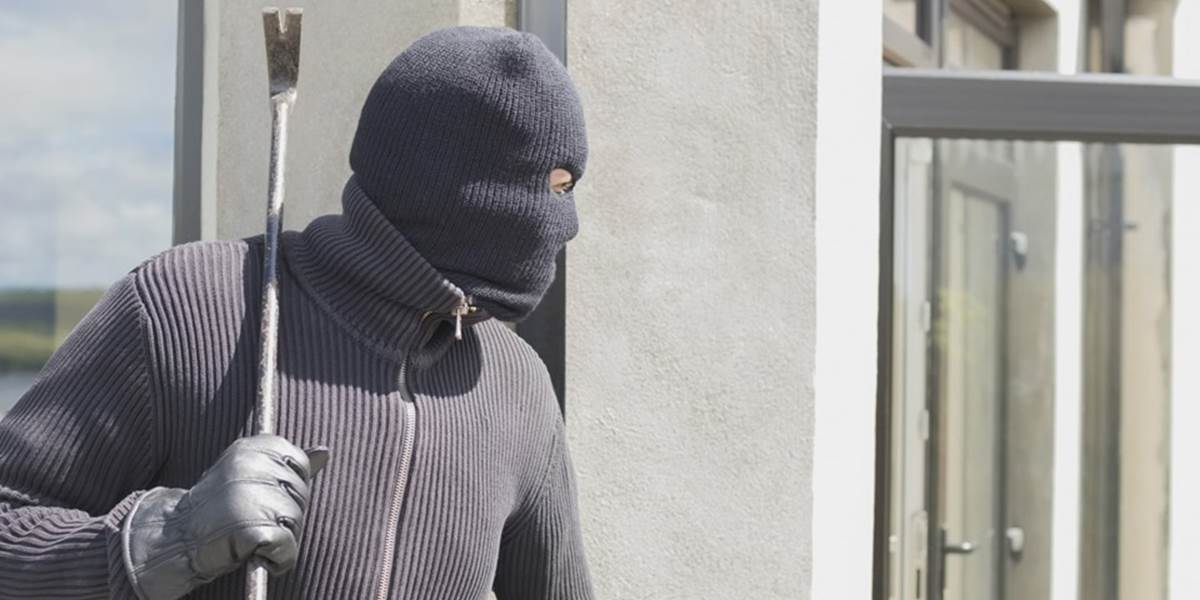 Vylomil dvere a z domu odniesol, čo videl