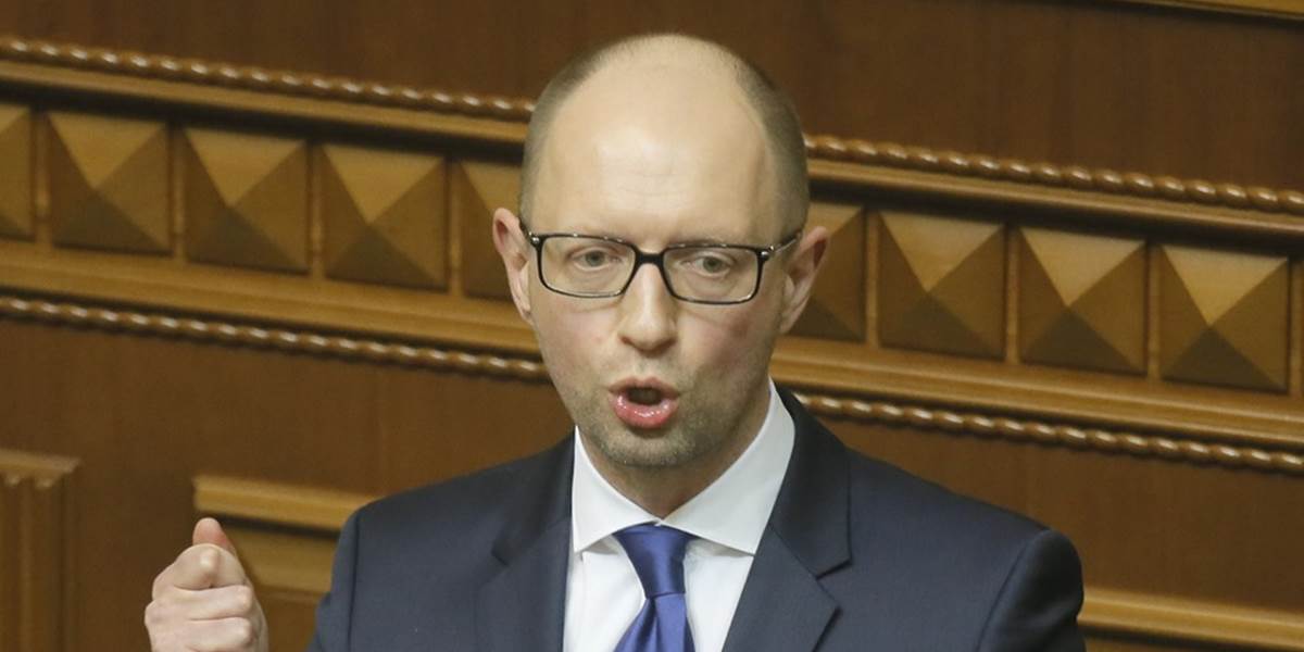 Jaceňuk: Je ťažké bojovať proti po zuby ozbrojeným Rusom