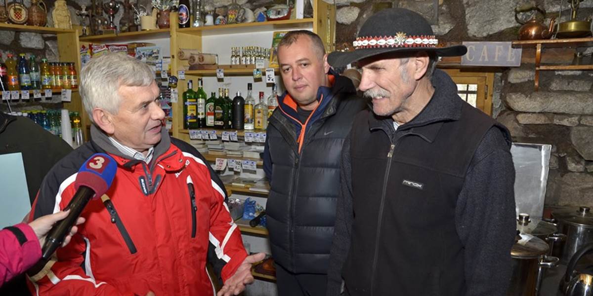 FOTO: Minister pôdohospodárstva a riaditeľ ŠL TANAP odovzdali Petrasovcom zmluvu