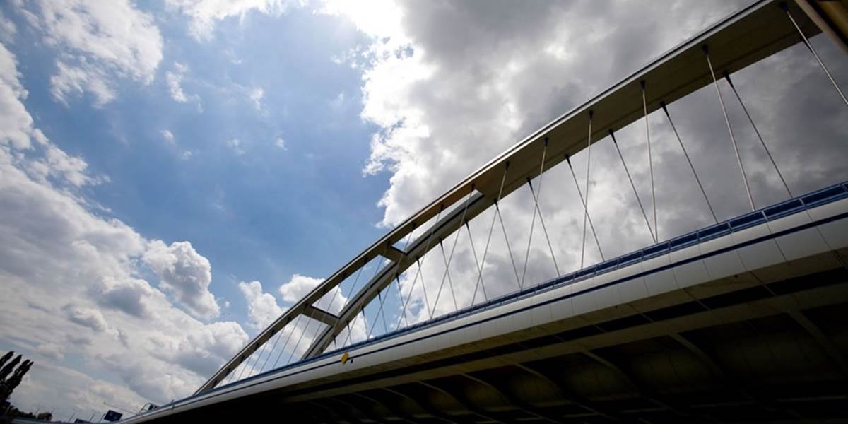 Na bratislavskom moste Apollo horí autobus, zasahujú hasiči