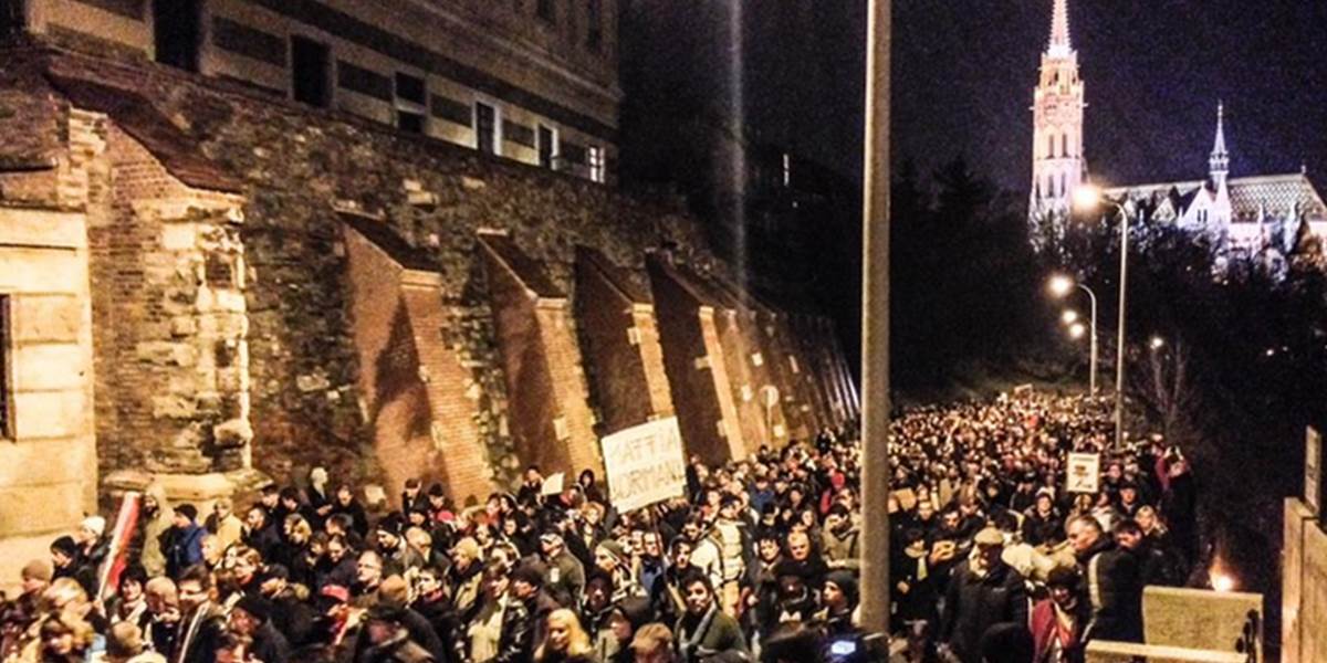 VIDEO V uliciach Budapešti protestujú tisíce Maďarov proti Orbánovej vláde