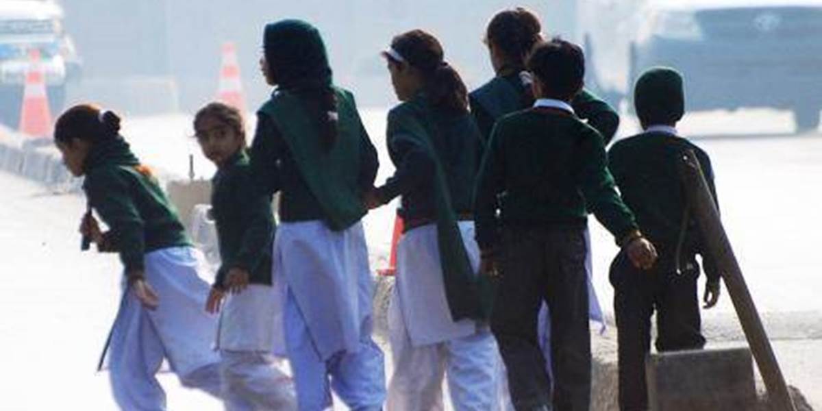Útok na školu v Pakistane odsúdil aj afganský Taliban