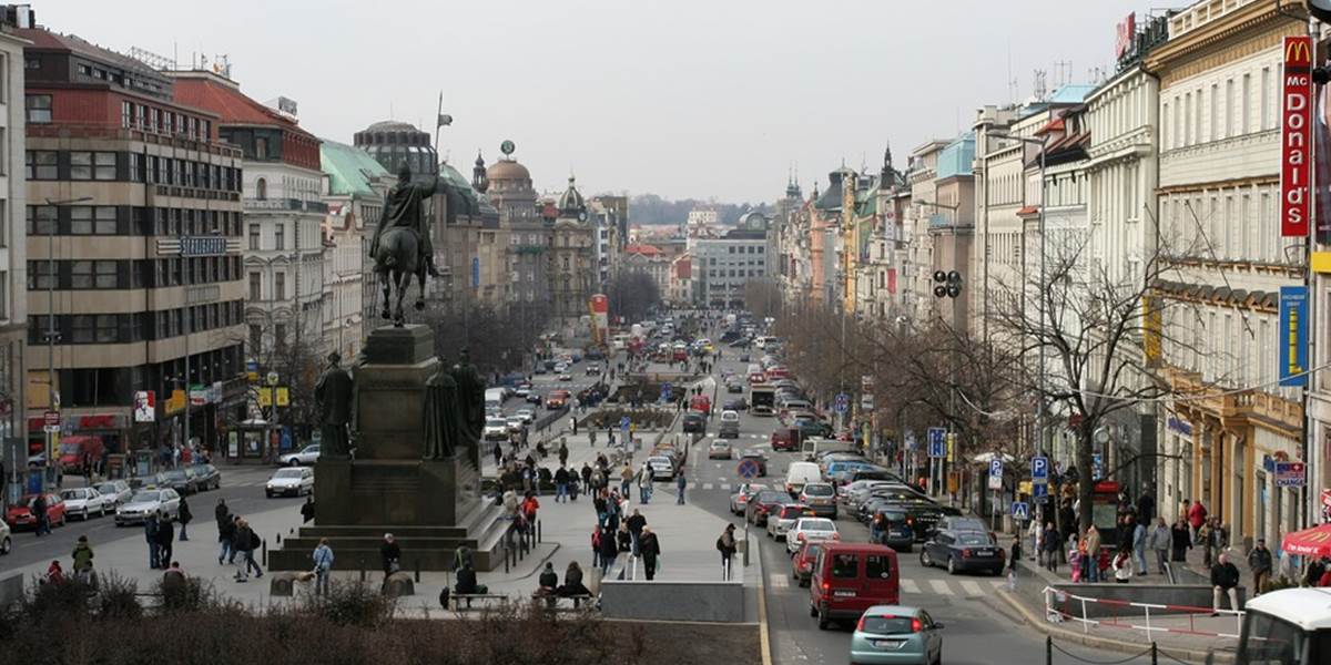 Na Václavskom námestí v Prahe sa upálil muž, bojuje o život