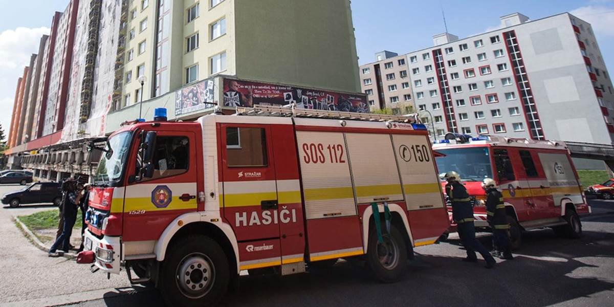 V Bratislave hasia požiar budovy s elektroinštalačným materiálom