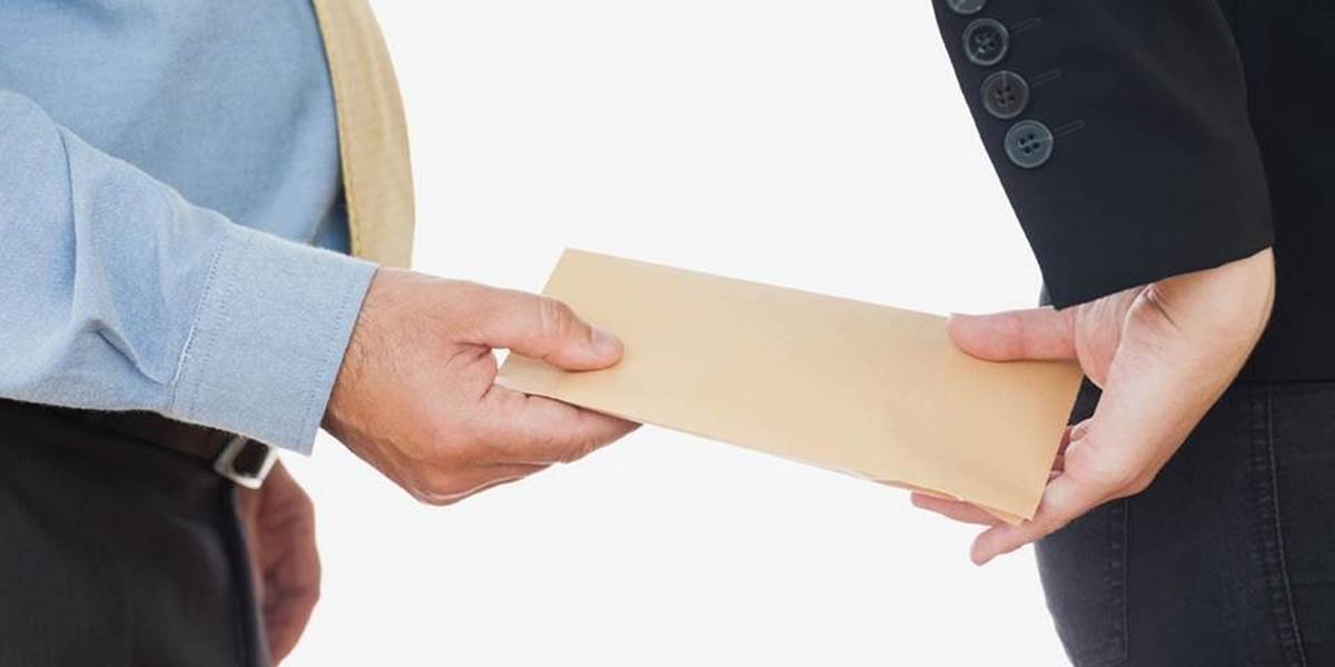 Lekár, ktorého prichytili pri preberaní úplatku, zatiaľ z univerzity neodchádza