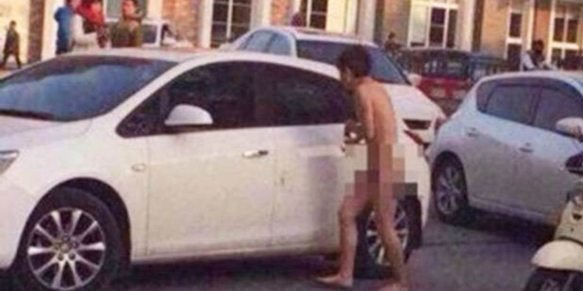 FOTO Sladká pomsta: Žena nachytala muža ako ju podvádza s jej dvojičkou, nechala ich nahých na parkovisku!