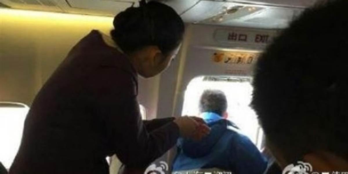 Šikovný: Muž letel po prvý raz lietadlom, chcel čerstvý vzduch, otvoril núdzový východ