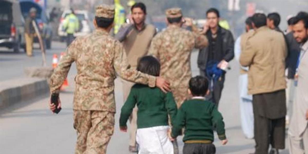 Po masakre školákov v Pakistane armáda zintenzívnila ofenzívu voči islamistom