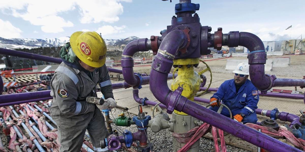 Ceny ropy stagnujú, americká WTI sa obchoduje hlboko pod 57 USD za barel