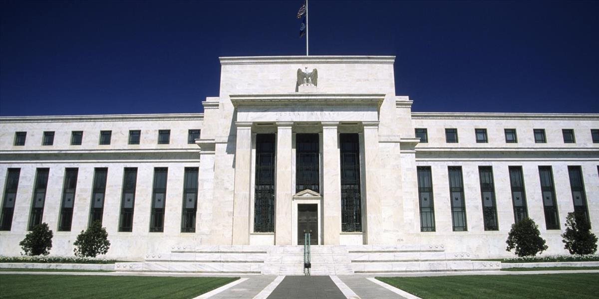 Fed mierne zmenil rétoriku, so zvyšovaním úrokov sa nebude ponáhľať