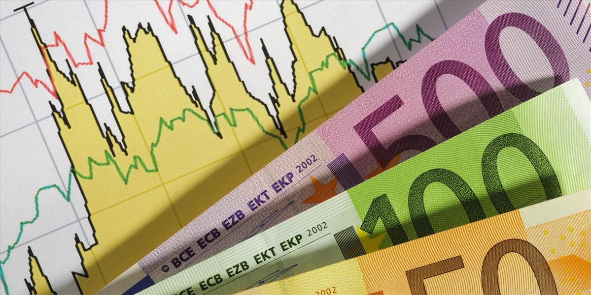 Kurz eura mierne klesol a pohybuje sa na úrovni 1,2335 USD/EUR