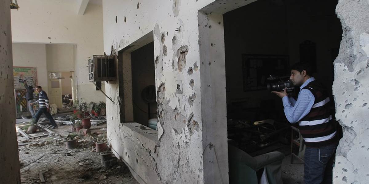 FOTO Dostrieľané a obhorené steny: Desivé zábery z pakistanskej školy smrti