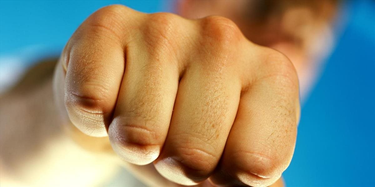 Muža dobili, zaútočili aj na jeho ženu, páchateľov obvinili