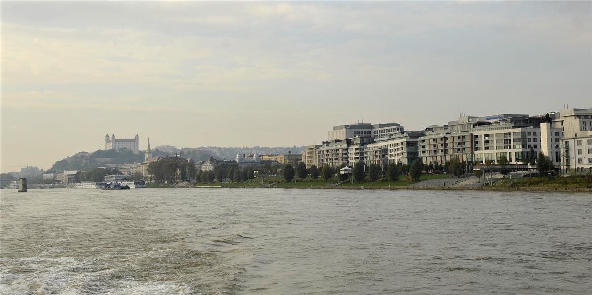 Na Dunaji uviaznuté plavidlo je stabilizované nad hladinou