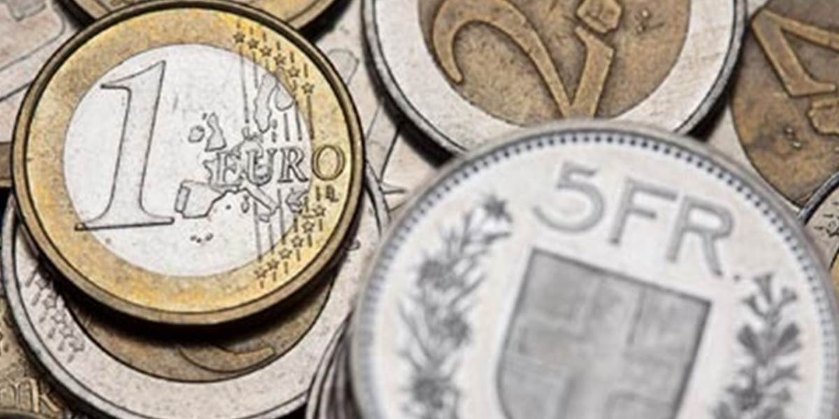 Švajčiarsky frank klesol voči doláru aj oproti euru