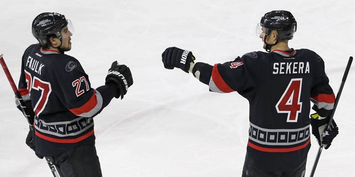 NHL: Sekera strelil prvý gól v sezóne