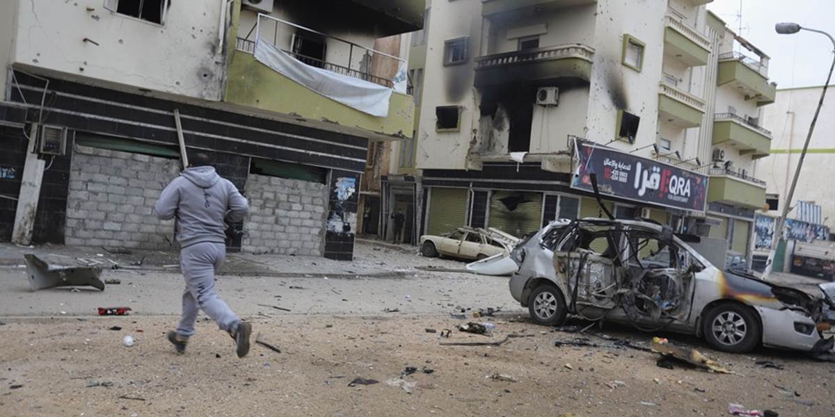 V líbyjskom Benghází sa stále bojuje, hlásia desiatky obetí