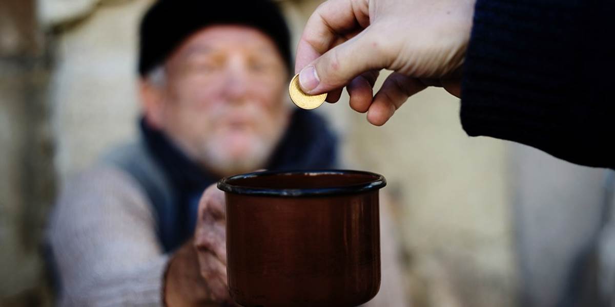 Bezdomovec dal študentke všetko čo mal, tá mu na oplátku spravila pekné Vianoce