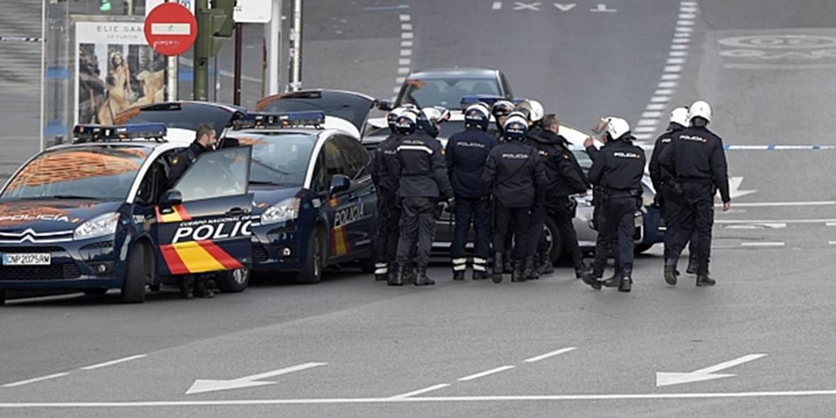 Muž vrazil autom s plynovými bombami do sídla vládnej strany v Madride