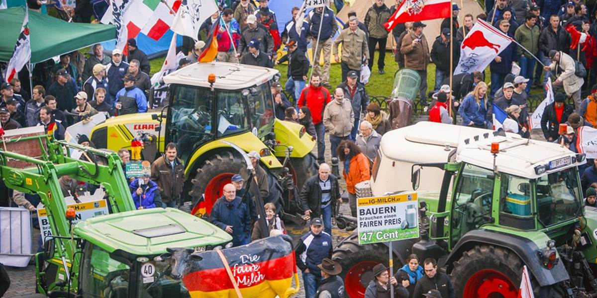 Farmári s traktormi protestovali v Bruseli proti voľnému obchodu s USA