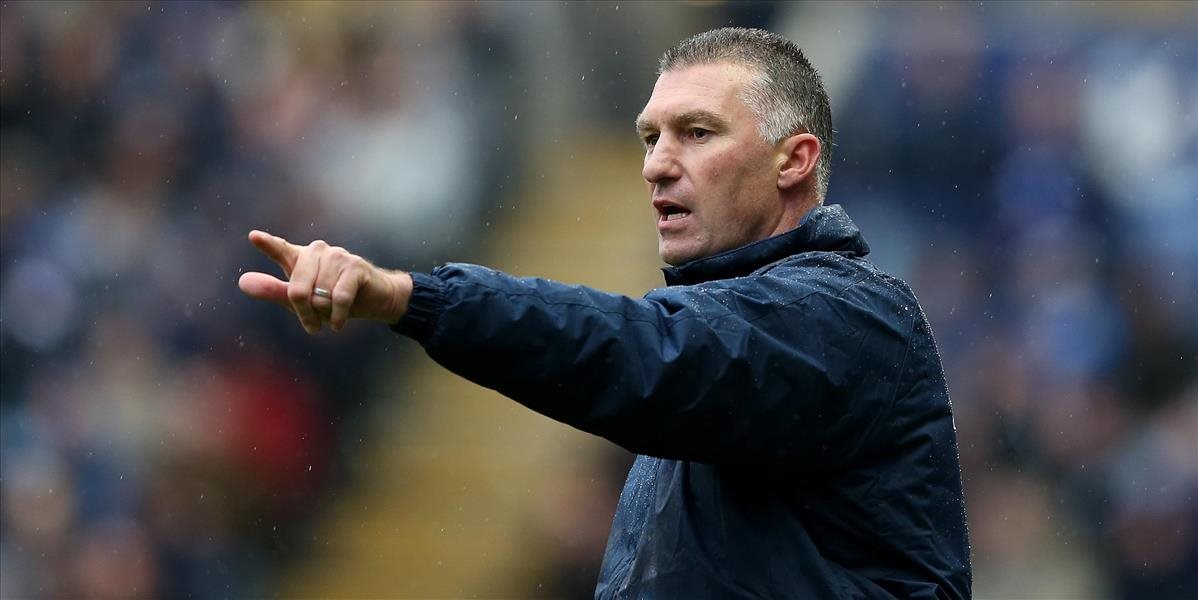 Tréner Leicesteru Pearson dostal trest za urážanie fanúšika