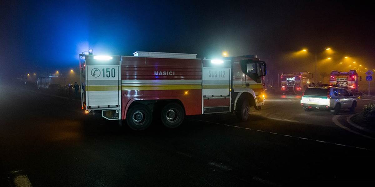 Pri nočnom požiari garáže v Bratislave sa zranil jeden človek