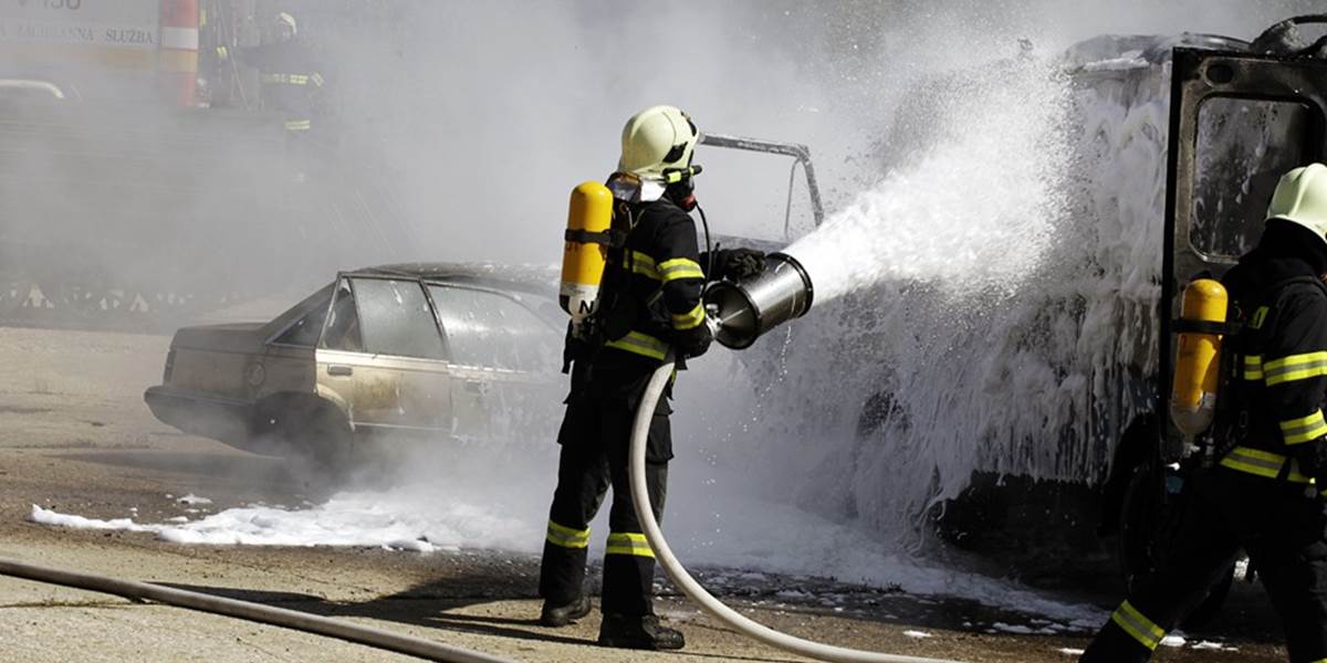 Na diaľnici za Sitinou horelo auto, na ulici Pri vinohradoch garáž