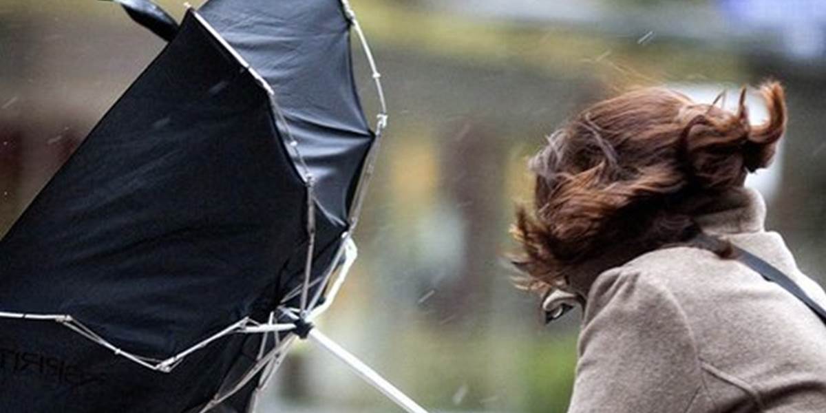 Vietor môže fúkať takmer na celom Slovensku, problém môžu robiť i záveje