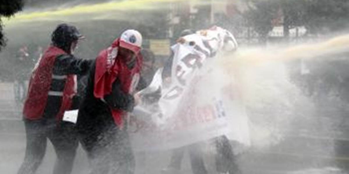 Policajti zasiahli vodnými delami proti demonštrácii učiteľov