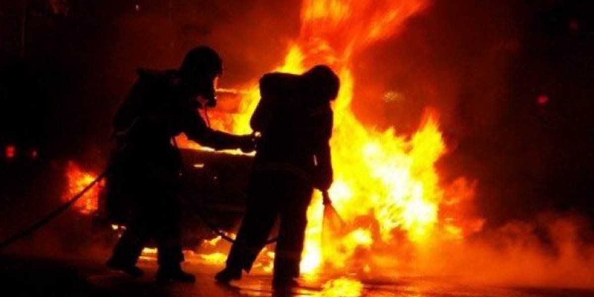 Na Marhuľovej ulici horelo auto, pravdepodobne ho zapálili úmyselne