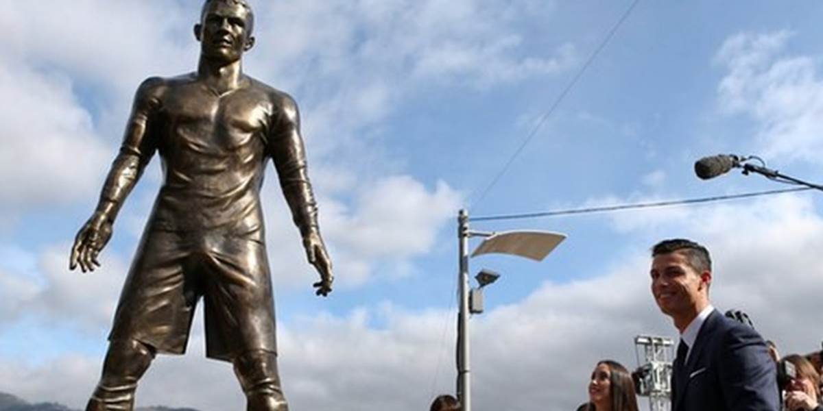 Cristiano Ronaldo má doma na Madeire už aj sochu
