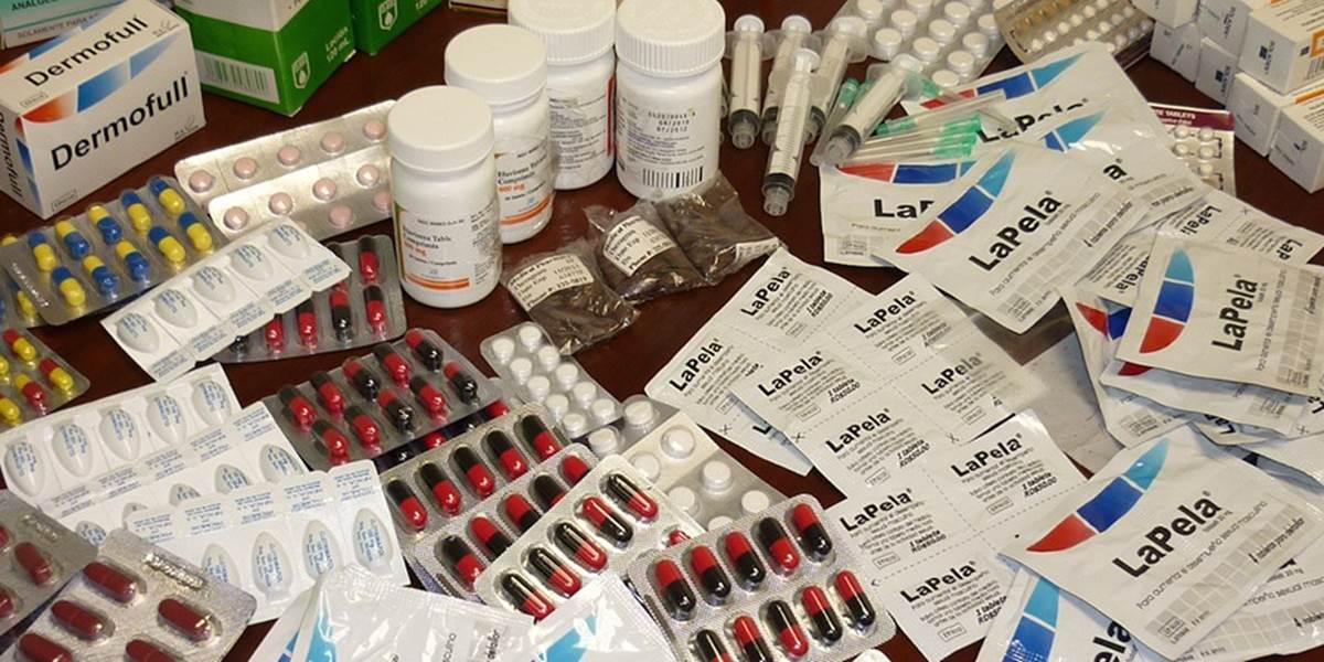 Slabý rubeľ prinútil ruské firmy zastaviť výrobu kľúčových liekov