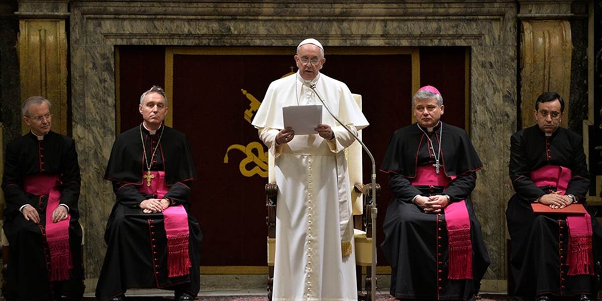 Pápež kritizuje vatikánsku byrokraciu